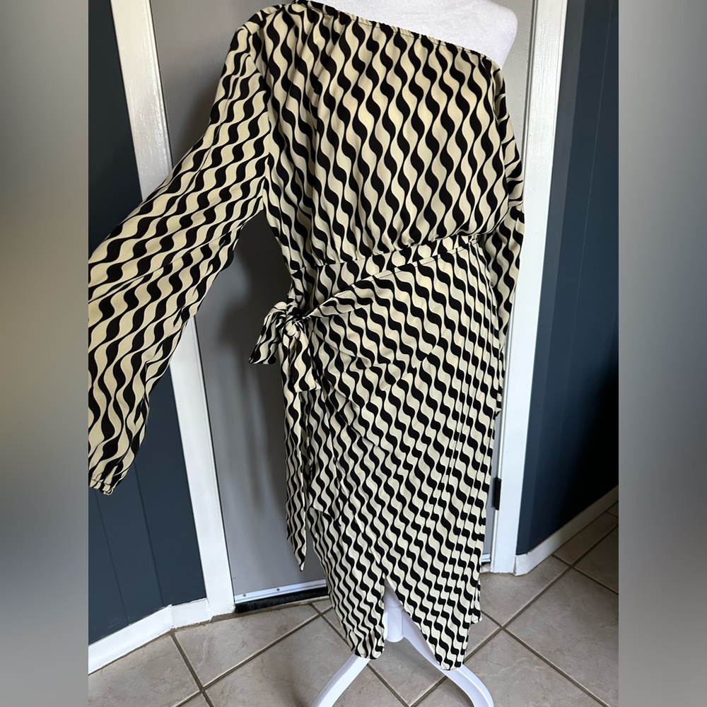 SHEIN!  Size Lg. Black/bright cream wrap front. Zipper on side. One shoulder.